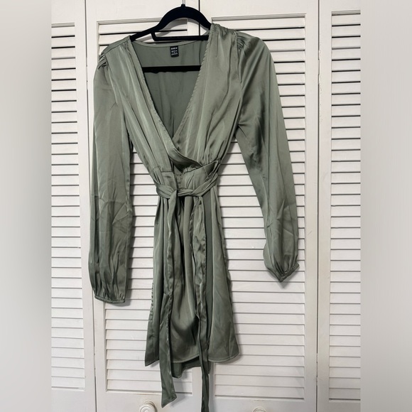 Green dress - Picture 1 of 3